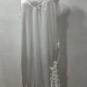 Elegant‎ White Lace Trim Nightgown